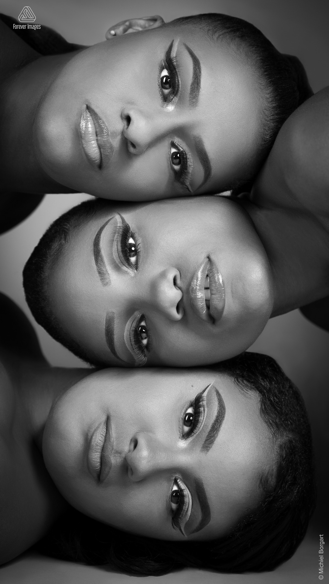Portretfoto zwart-wit in studio 3 dames glamour | Sowainy Gijsbertha Charliza Francisca Veronica Statia | Portretfotograaf Michiel Borgart - Forever Images.