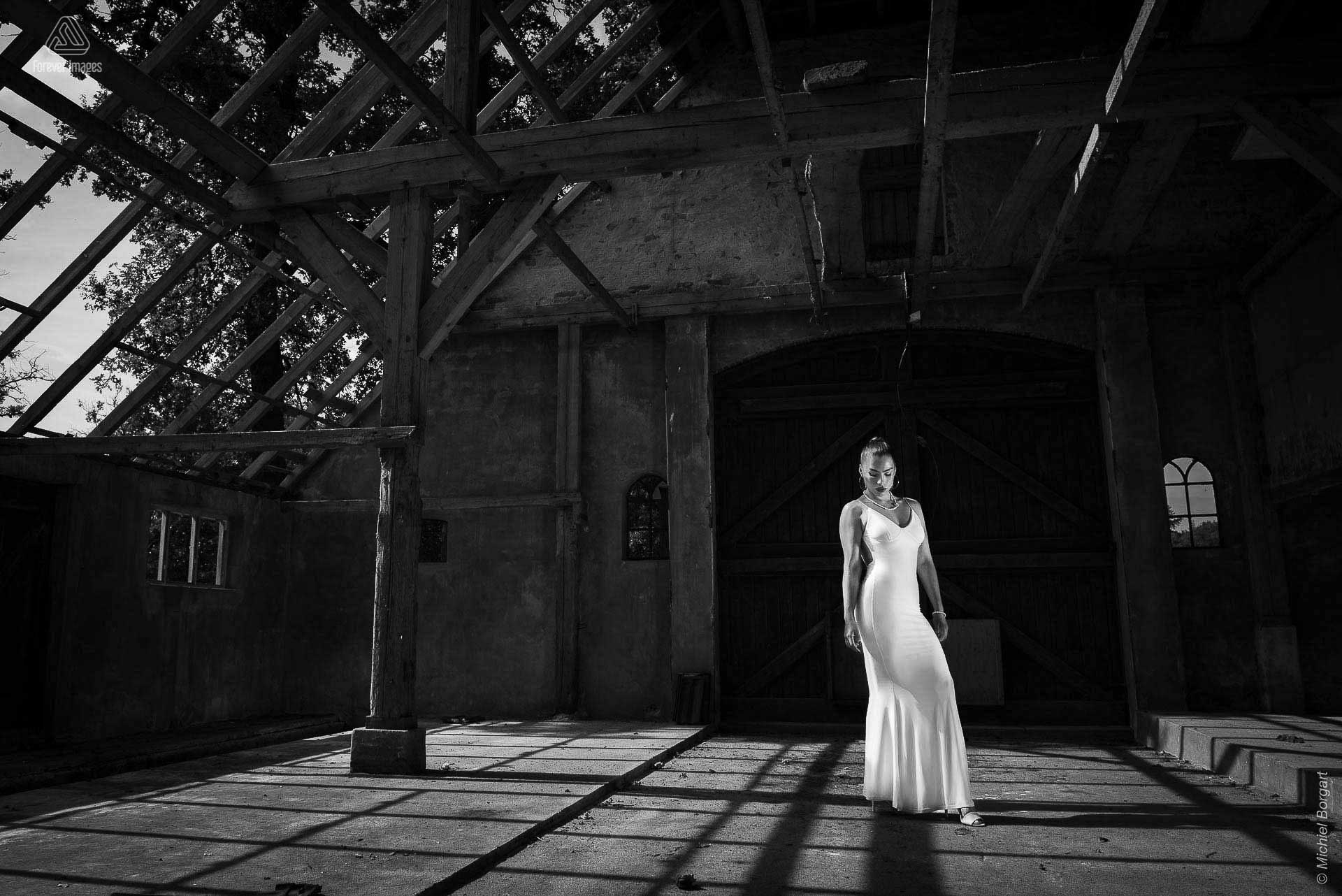 Portrait urbex black and white B&W beautiful lady in white dress old barn open roof | Floriana Horta | Portrait Photographer Michiel Borgart - Forever Images.