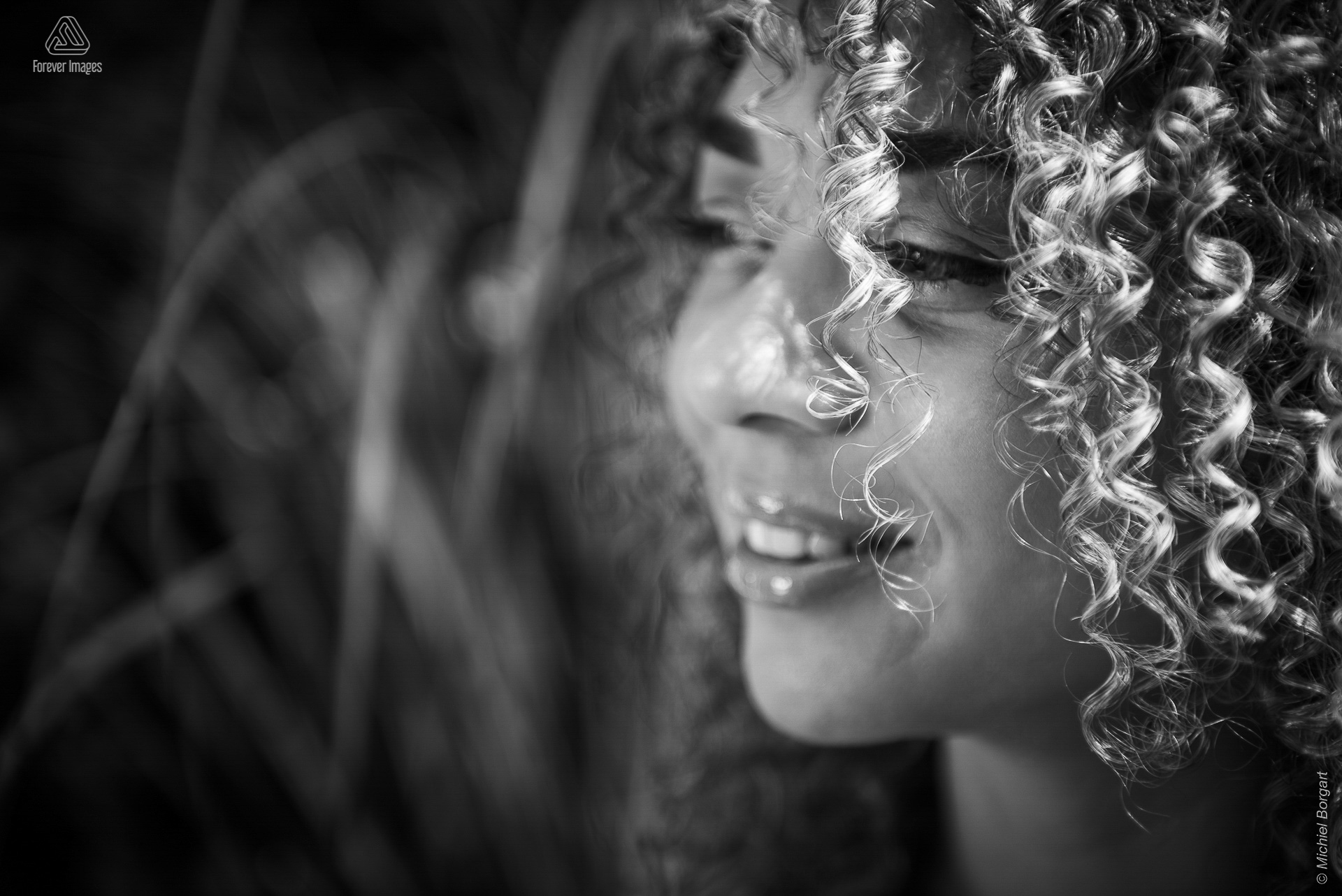 Portrait photo black and white B&W young lady with gorgeous curls and smile | Samantha Reyes Amsterdam | Portrait Photographer Michiel Borgart - Forever Images.